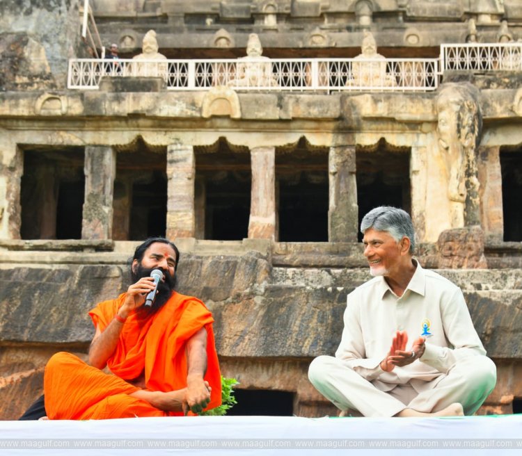 ఉండవల్లి గుహల వద్ద బాబా రామ్‌దేవ్ యోగాభ్యాసం