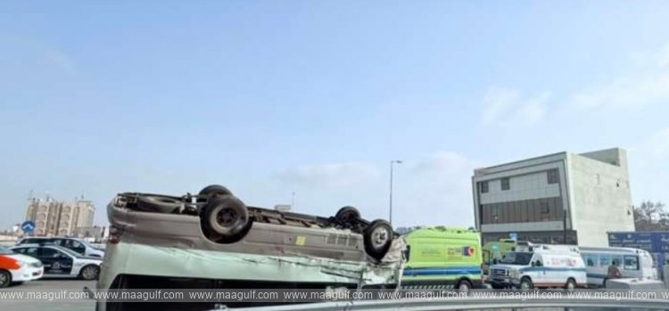 18-injured-in-bus-rollover-accident-in-sohar