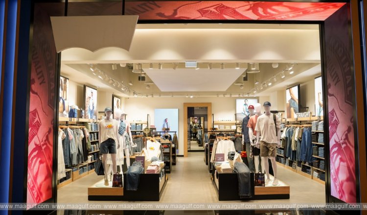 Levi’s® Unveils Globally Viral Covered Batwing Installation Across UAE Stores