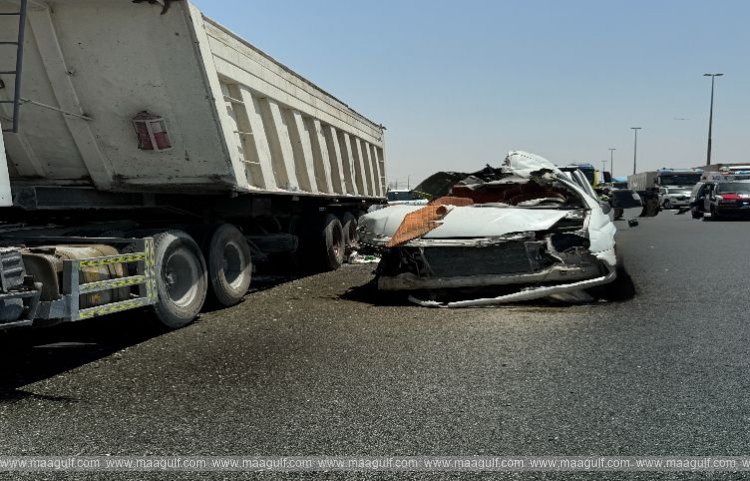 Don\'t stop vehicles in the middle of the road.. Dubai Police warns of accidents