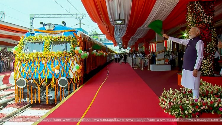 పట్టాలెక్కిన తొలి హైడ్రోజన్ రైలు.. జండా ఊపి ప్రారంభించిన ప్రధాని మోదీ