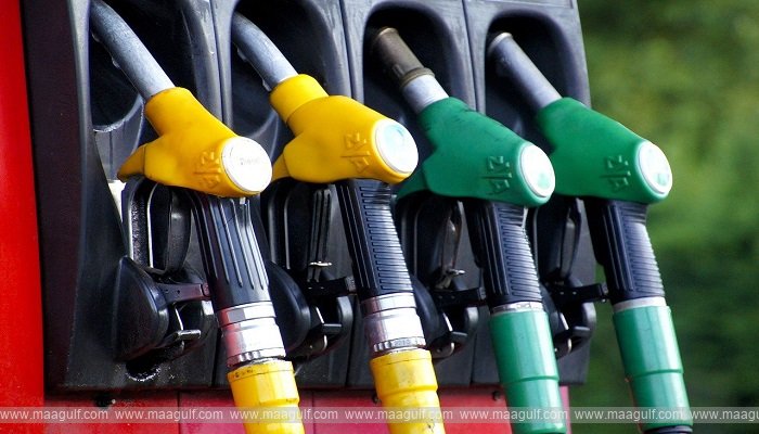 Vehicle catches fire at a fuel station in Samail..!!