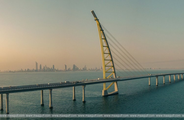 Woman attempts suicide by jumping off Sheikh Jaber Bridge!!