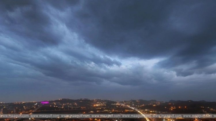 Rain accompanied by thunder and lightning in Saudi Arabia... temperatures hit 46 degrees...!!