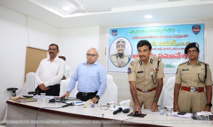 వరంగల్‌లో పోలీసు అమరవీరుల కుటుంబాలతో డీజీపీ సీవీ ఆనంద్ భేటీ