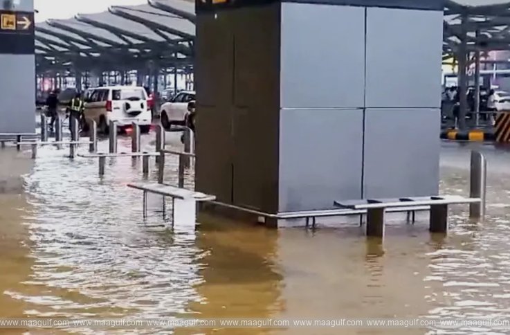 Heavy rains in Delhi..flood water at the airport