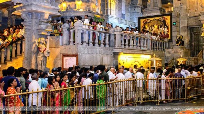 కిక్కిరిసిన యాదగిరిగుట్ట క్యూలైన్లు