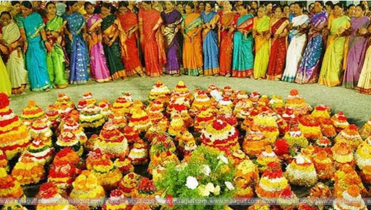 తెలంగాణలో బతుకమ్మ సందడి..