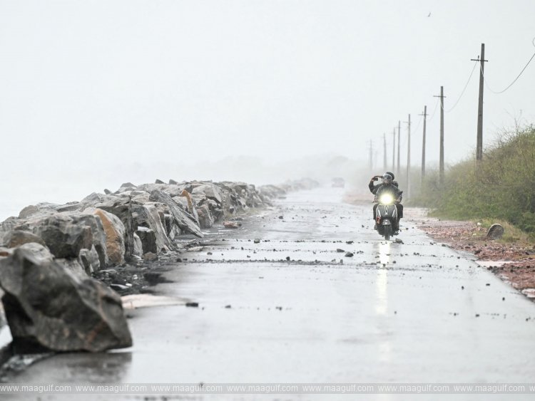 India evacuates nearly 100,000 as Cyclone Arnab approaches