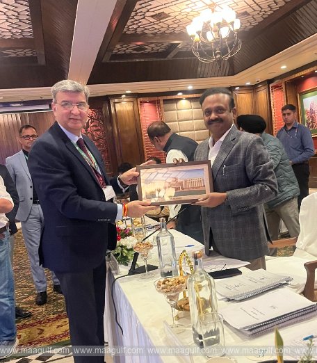 గుల్మార్గ్‌లో రక్షణ శాఖ ఉన్నతాధికారులతో సమావేశానికి అధ్యక్షత వహించిన ఎంపీ బాలశౌరి