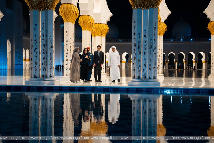 Prime Minister of Singapore visits Sheikh Zayed Grand Mosque in Abu Dhabi