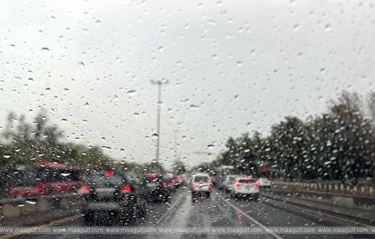Rain accompanied by thunder and lightning – a warning for motorists!!